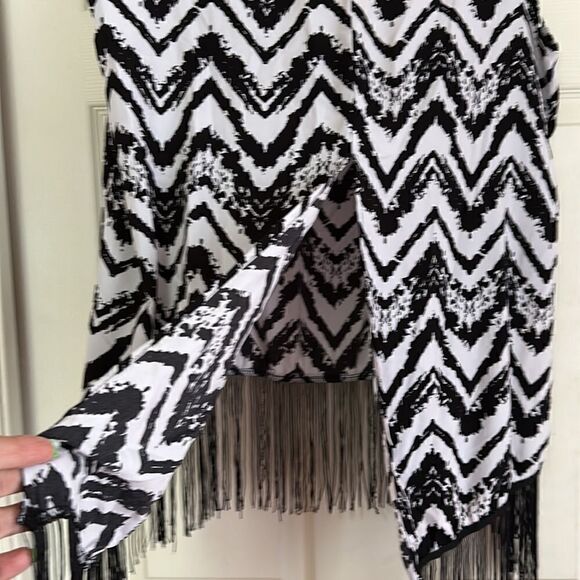 Rue 21 Plus Woman’s Sleeveless Top Silky Black & White Zigzag Stripes Fringe - Picture 3 of 8